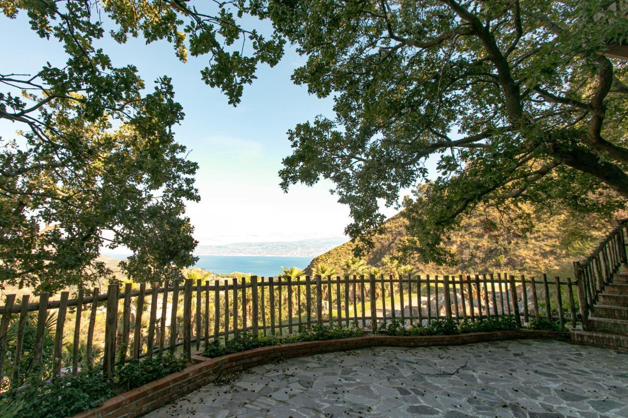 B & B Le Casette Sull'Albero Di Villa Alba Messina Bagian luar foto